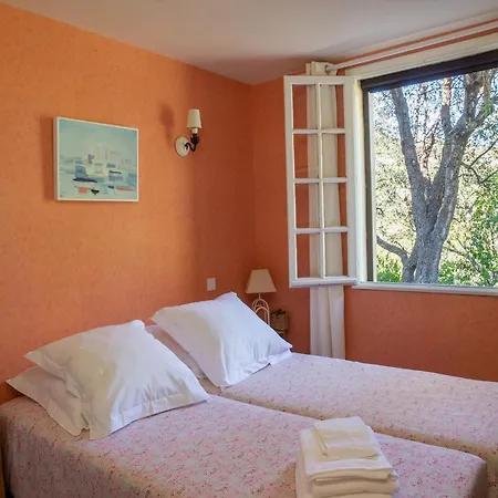 בית נופש In La Croix-valmer With Sea Views & Pool, Cleaning Included קבלייר-סור-מר