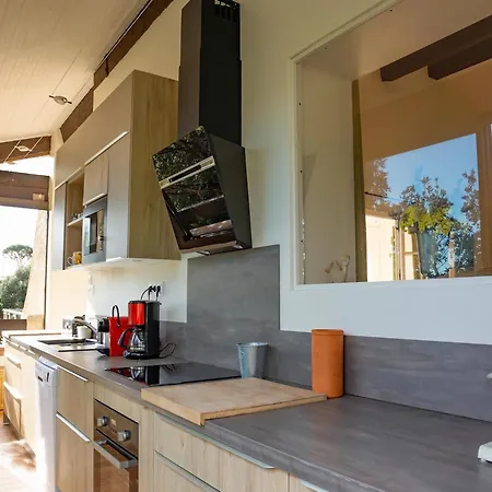 In La Croix-valmer With Sea Views & Pool, Cleaning Included בית נופש